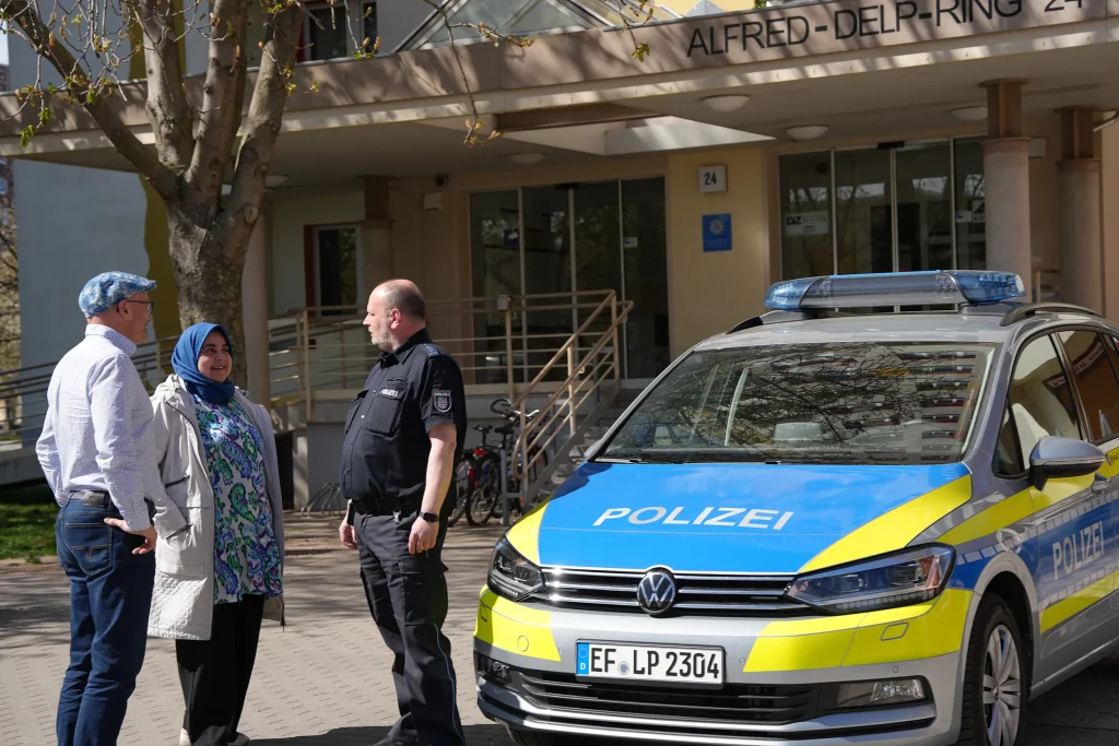 Daniel Weise von der Polizeilichen Beratungsstelle im Gespräch 
mit KOWO-Quartiermanagerin Afnan Sadi und dem Kontaktbereichsbeamten Mike Wedekind