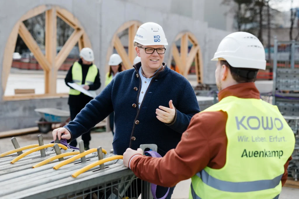 KOWO-Geschäftsführer Alexander Hilge zur Besprechung auf der Auenkamp-Baustelle